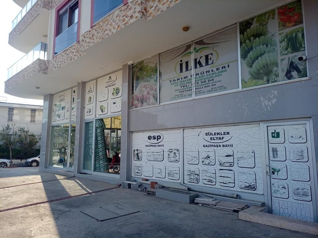 Sabah iş yerini açan esnaf parçalamış camlarla karşılaşınca silahlı saldırı ortaya çıktı