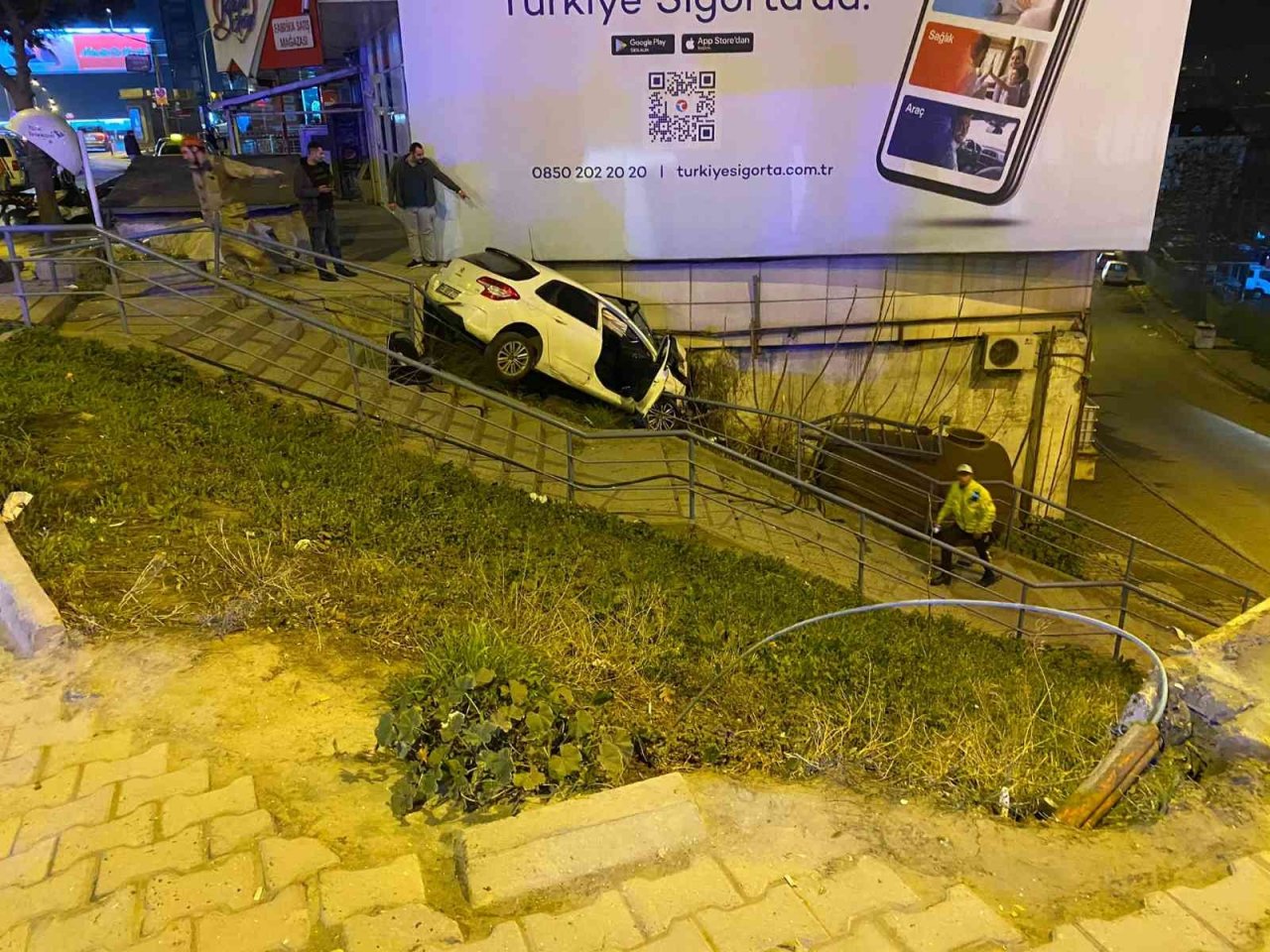 Ataşehir’de 14 yaşındaki sürücü demir korkuluklara çarptı: 2 yaralı