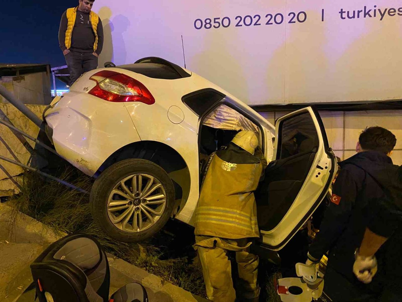 Ataşehir’de 14 yaşındaki sürücü demir korkuluklara çarptı: 2 yaralı