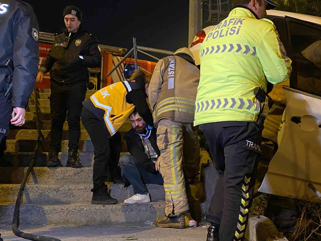 Ataşehir’de 14 yaşındaki sürücü demir korkuluklara çarptı: 2 yaralı