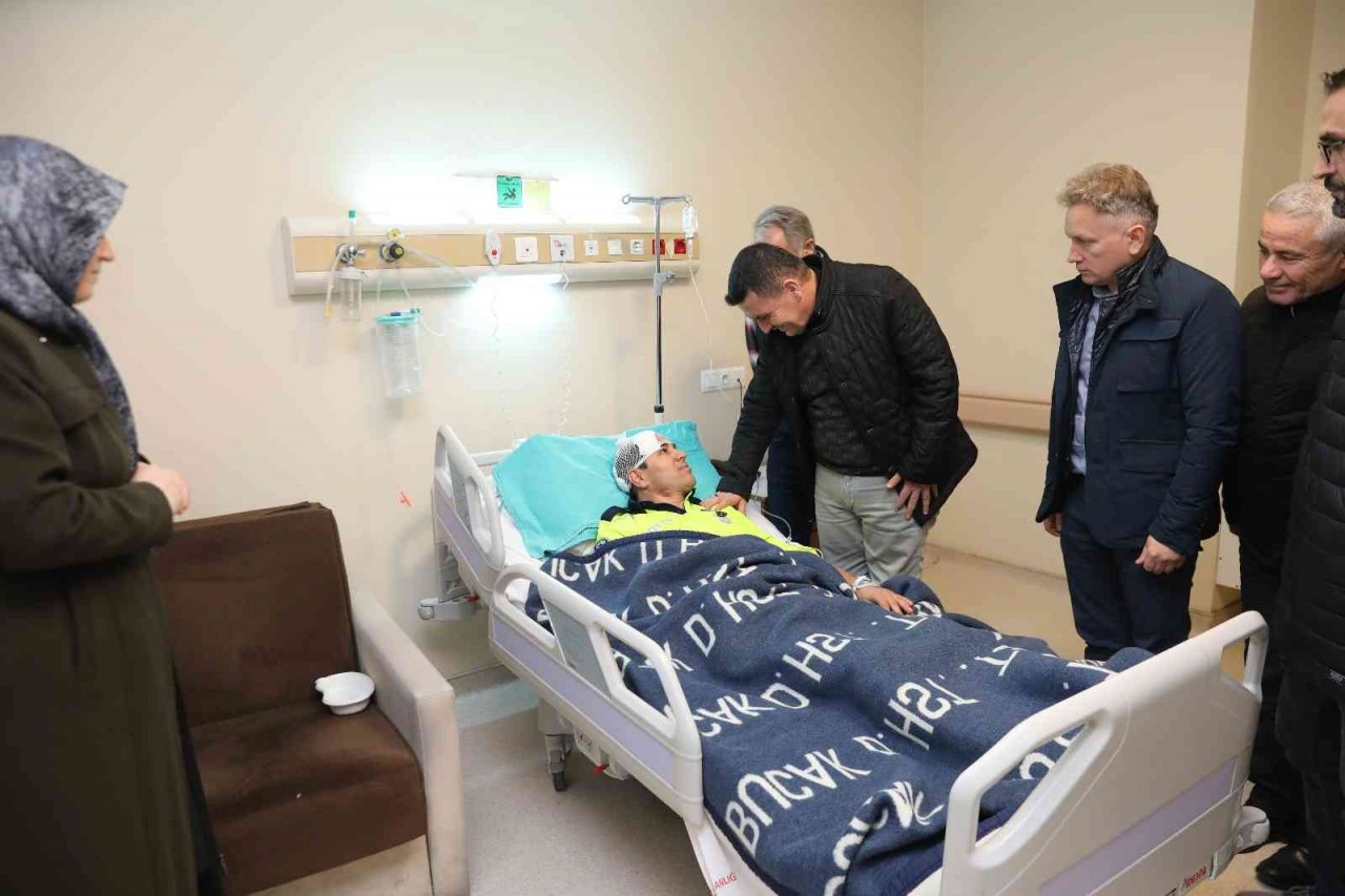 Vali Arslantaş, aracın çarpması sonucu yaralanan polis memurunu hastanede ziyaret etti