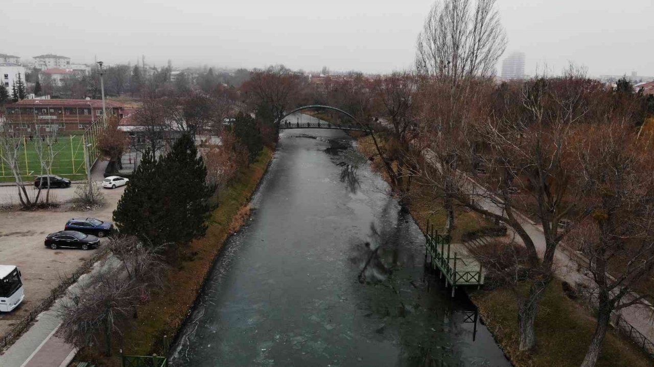 Buz tutan Porsuk Çayı havadan görüntülendi