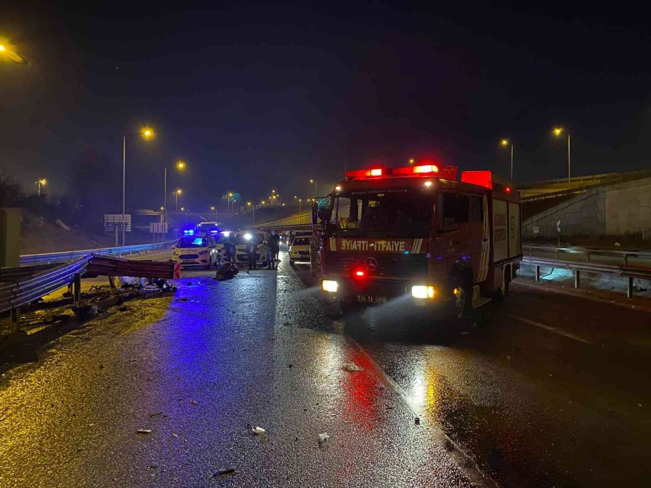 Çekmeköy’de bariyerlere çarpan aracın motoru yola fırladı: 3 ağır yaralı
