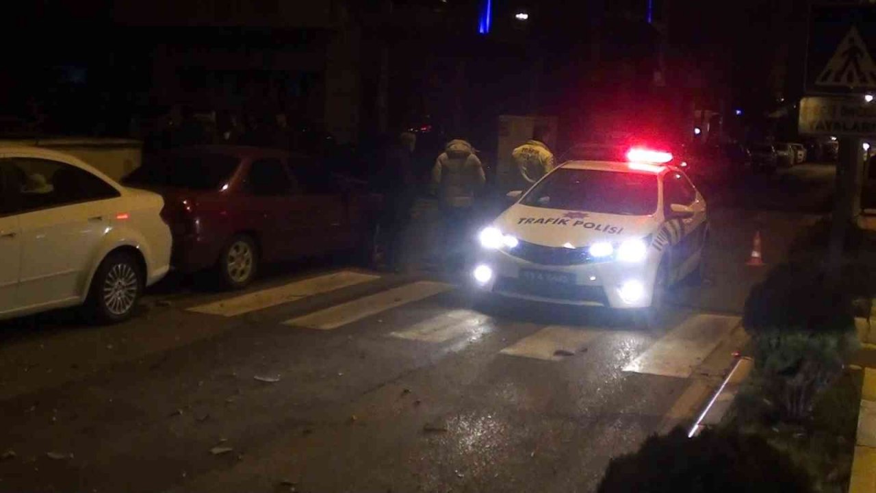 Kaza yapan otomobil park halindeki araçlara çarptı: 1 yaralı