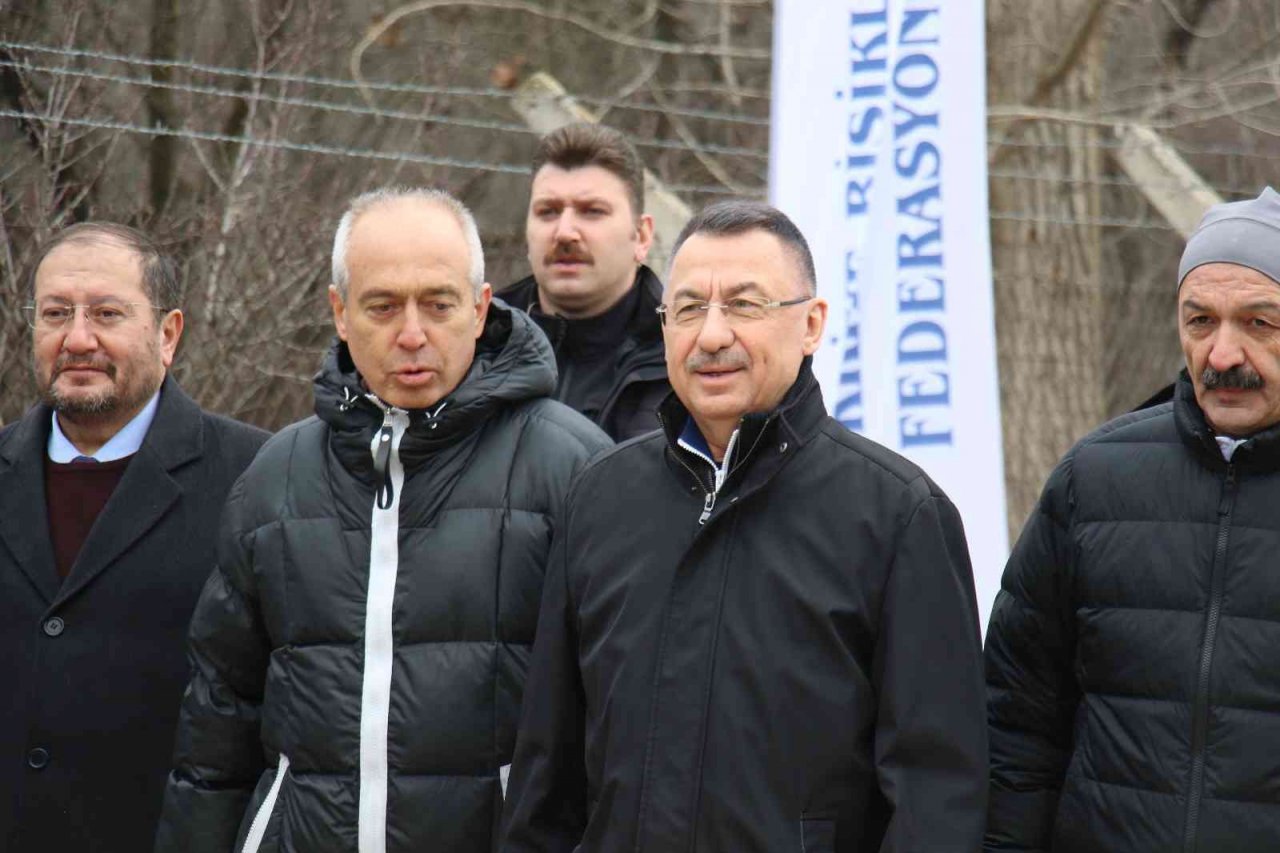 Cumhurbaşkanı Yardımcısı Oktay, 10 Ocak Çalışan Gazeteciler Günü bisiklet sürüş etkinliğine katıldı