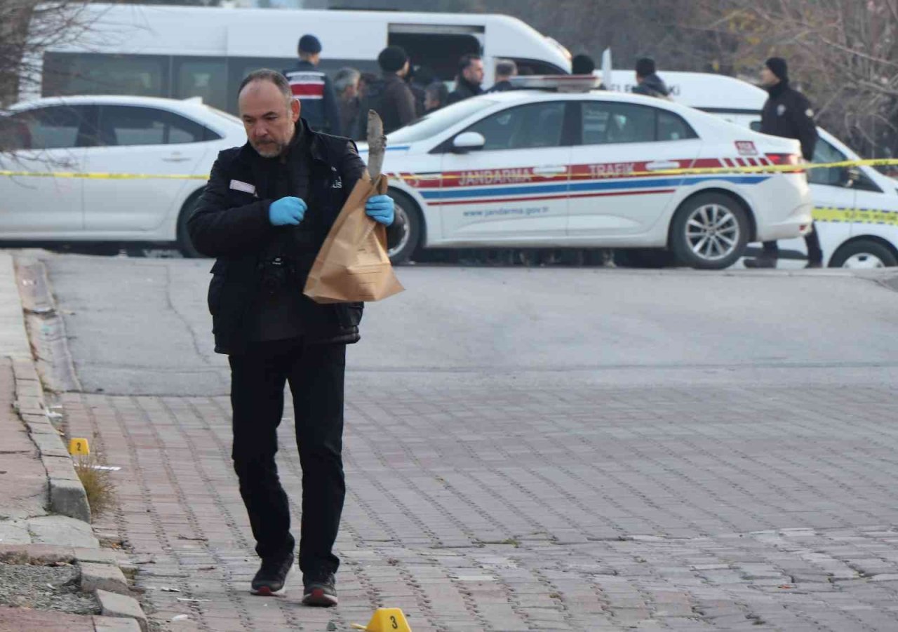 Husumetli iki aile arasında silahlı sopalı kavga: 2 yaralı