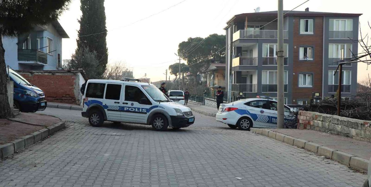 Husumetli iki aile arasında silahlı sopalı kavga: 2 yaralı