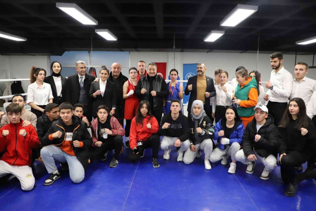 Malatya’da büyük kadınlar boks il şampiyonası yapıldı