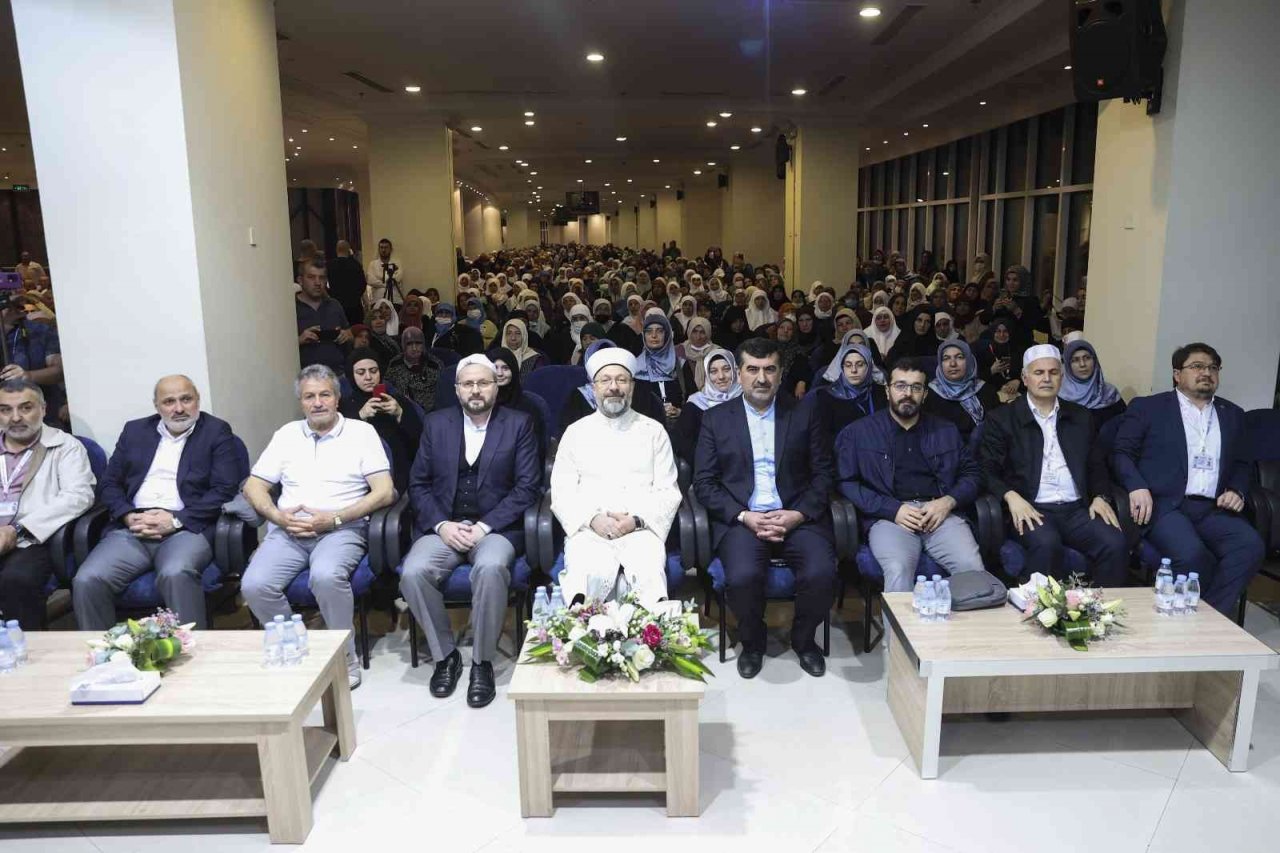 Diyanet İşleri Başkanı Erbaş, umre ziyareti için Mekke’de bulunan vatandaşlarla buluştu