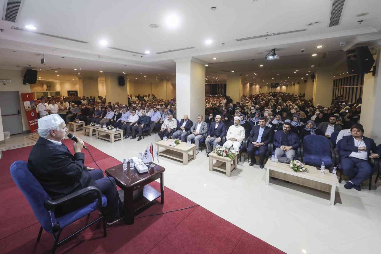 Diyanet İşleri Başkanı Erbaş, umre ziyareti için Mekke’de bulunan vatandaşlarla buluştu