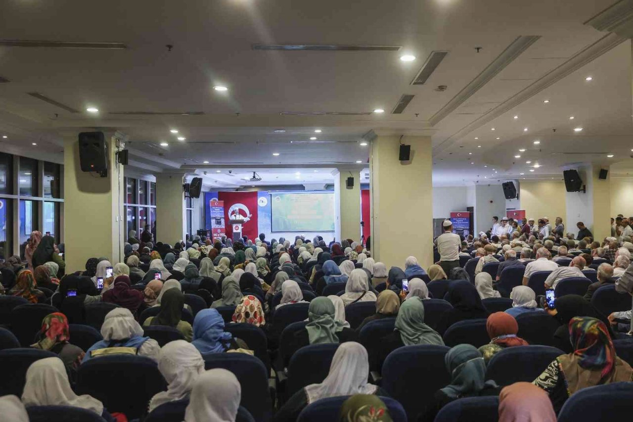 Diyanet İşleri Başkanı Erbaş, umre ziyareti için Mekke’de bulunan vatandaşlarla buluştu