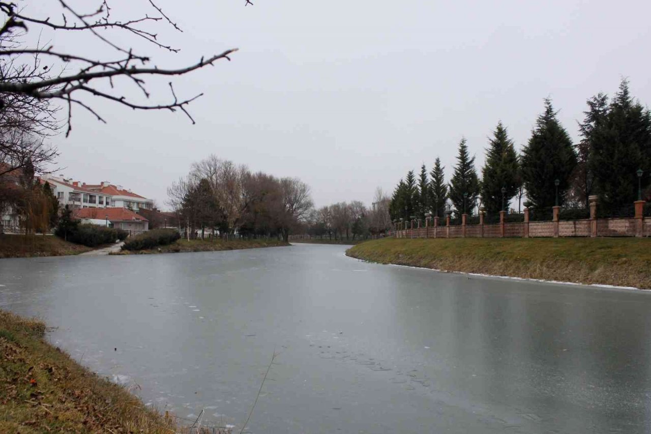 Buz tutan Porsuk Çayı havadan görüntülendi