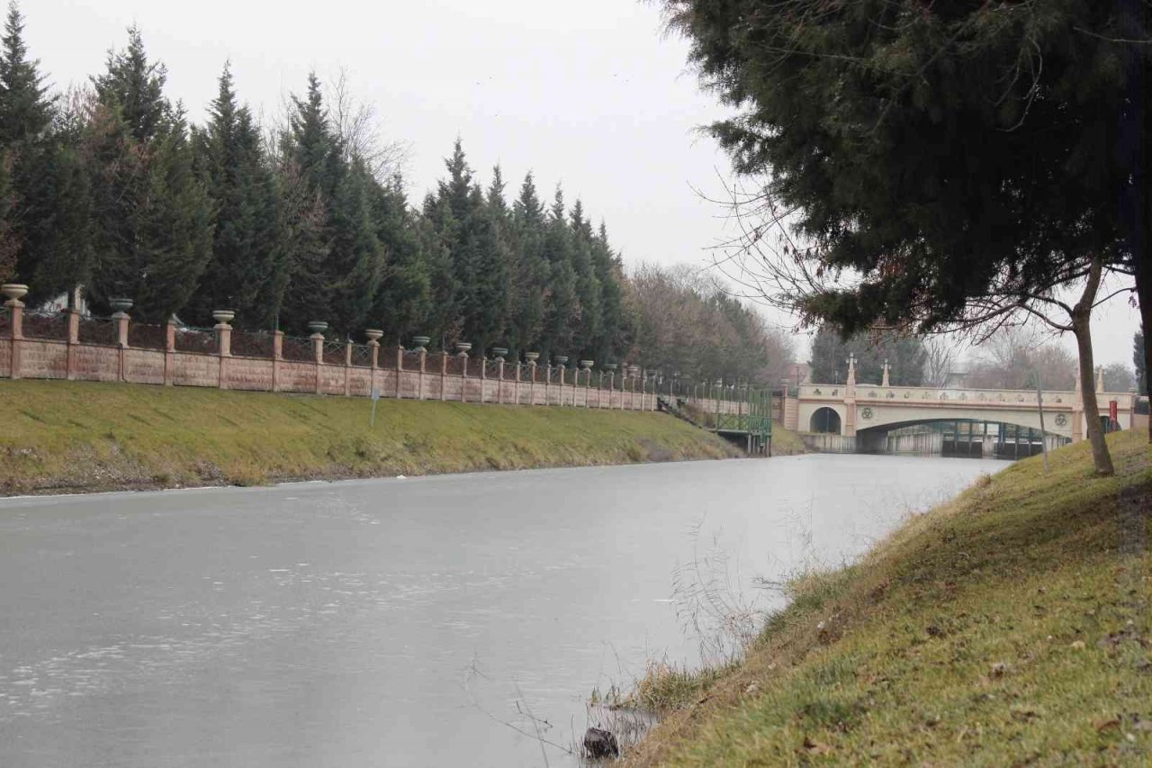 Buz tutan Porsuk Çayı havadan görüntülendi