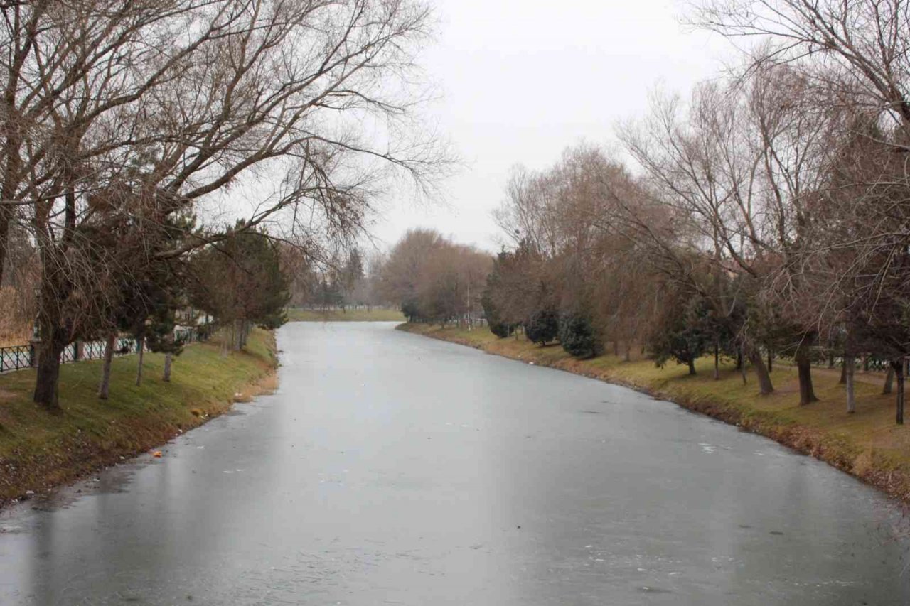 Buz tutan Porsuk Çayı havadan görüntülendi