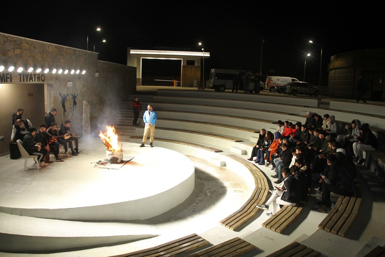 Kula Gençlik Kampı’nda ilk kamp ateşi yakıldı