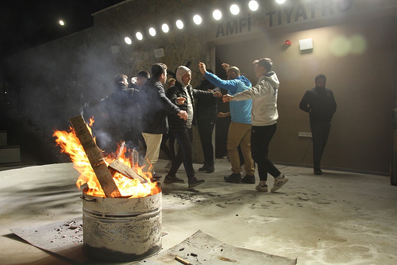 Kula Gençlik Kampı’nda ilk kamp ateşi yakıldı