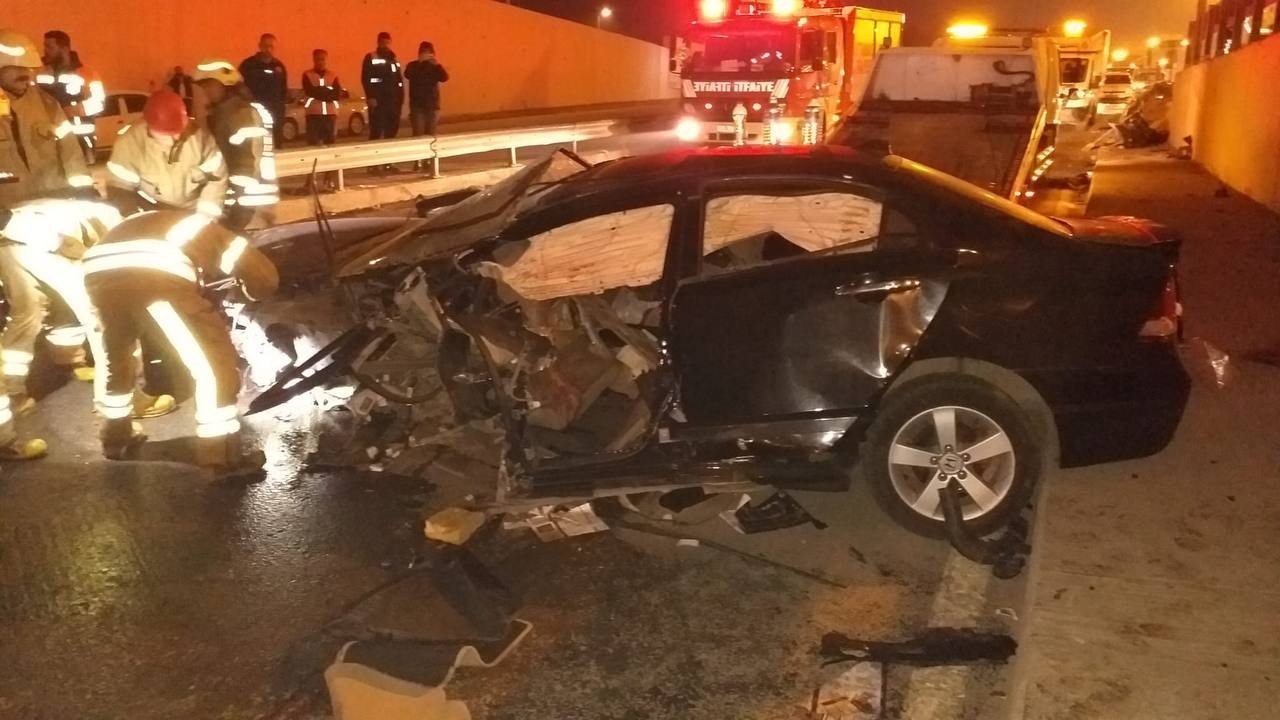 Tuzla’da makas atan otomobilin çarptığı araç yan yola uçtu: 1 ölü, 2 ağır yaralı