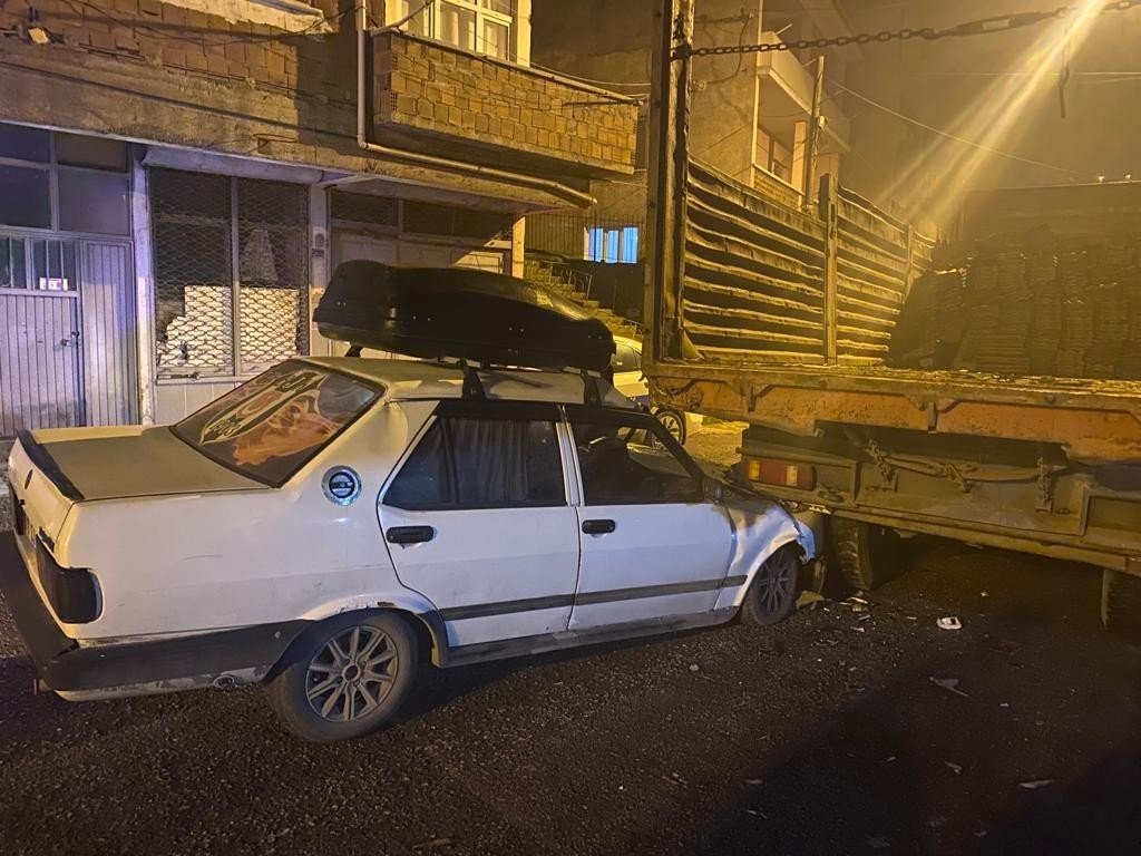 Alkollü sürücü otomobili ile park halindeki kamyona çarptı: 2 yaralı