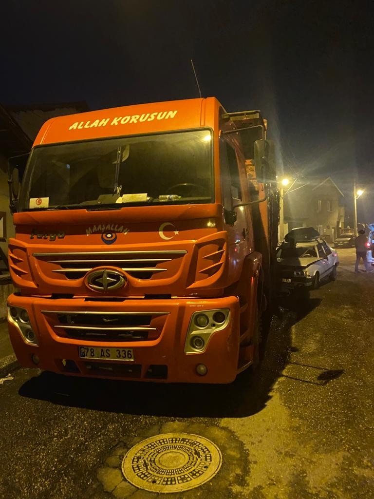 Alkollü sürücü otomobili ile park halindeki kamyona çarptı: 2 yaralı