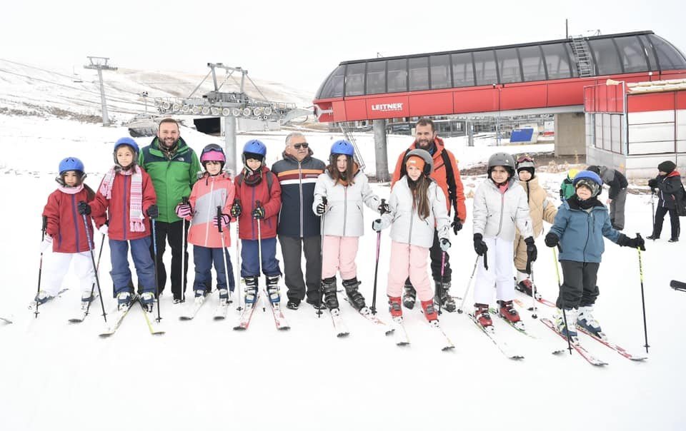 Başkan Büyükkılıç; Erciyes Kayak Okulunu Ziyaret Etti