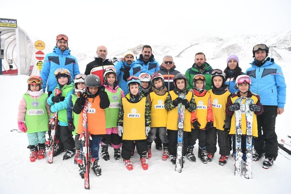 Başkan Büyükkılıç; Erciyes Kayak Okulunu Ziyaret Etti