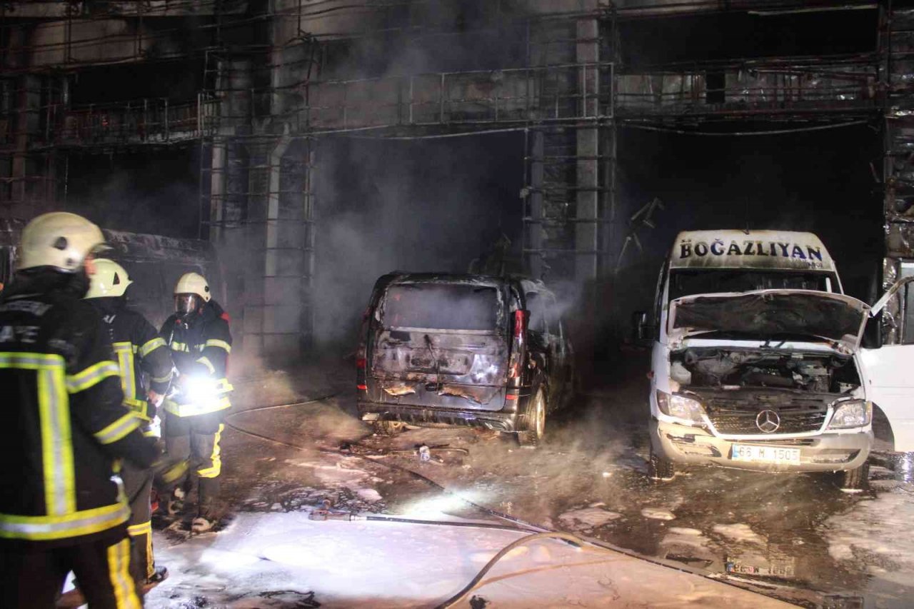 Oto servisinde yangın çıktı, 10 araç alev alev yandı