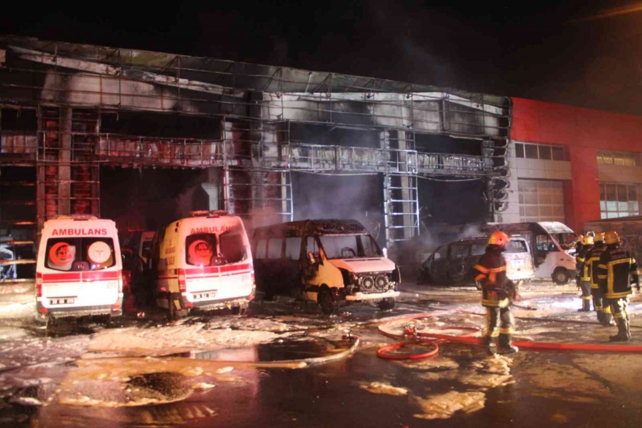 Oto servisinde yangın çıktı, 10 araç alev alev yandı