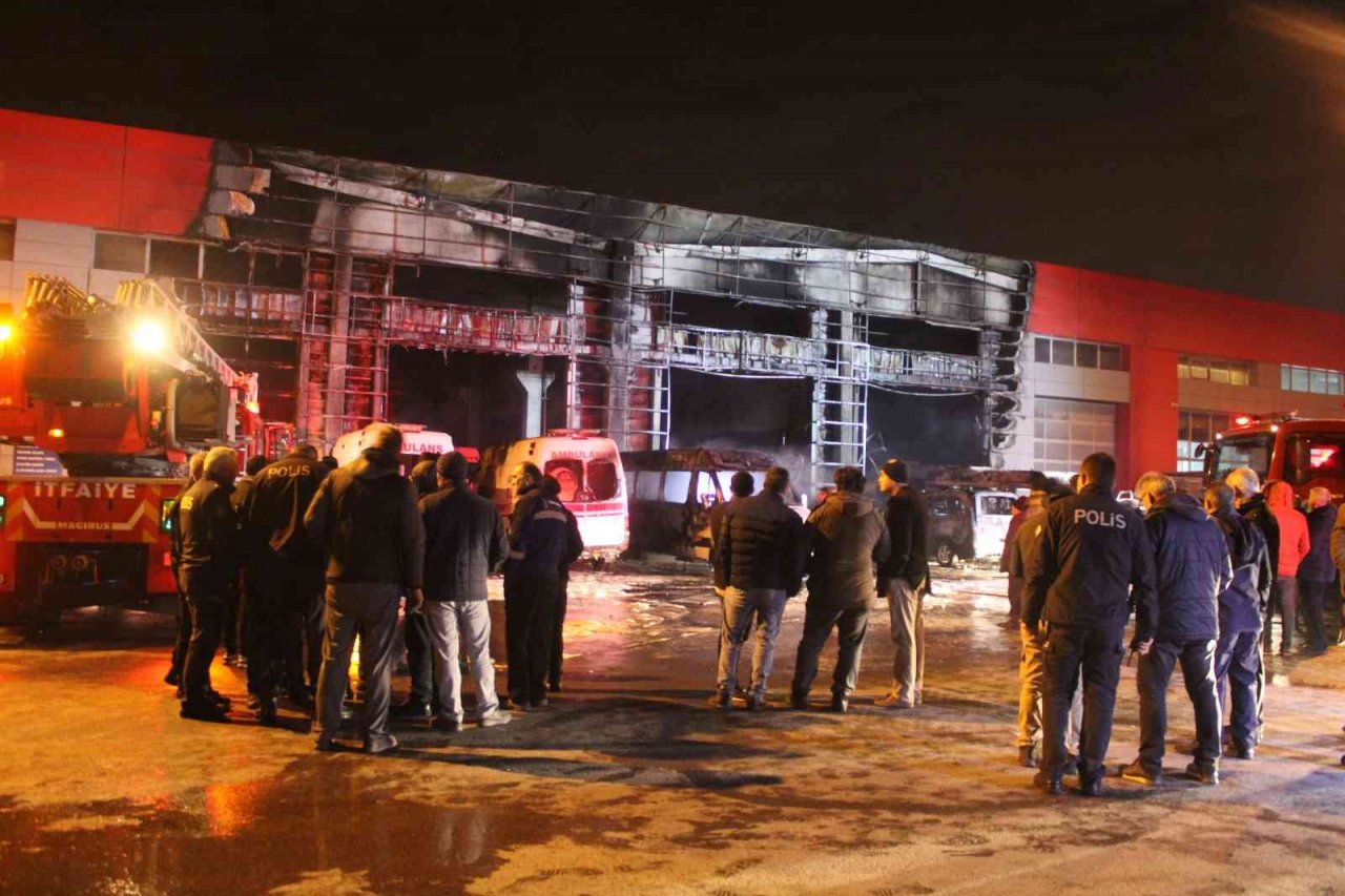 Oto servisinde yangın çıktı, 10 araç alev alev yandı