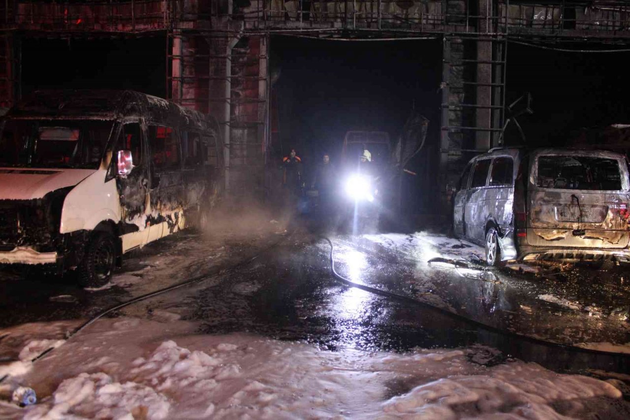 Oto servisinde yangın çıktı, 10 araç alev alev yandı