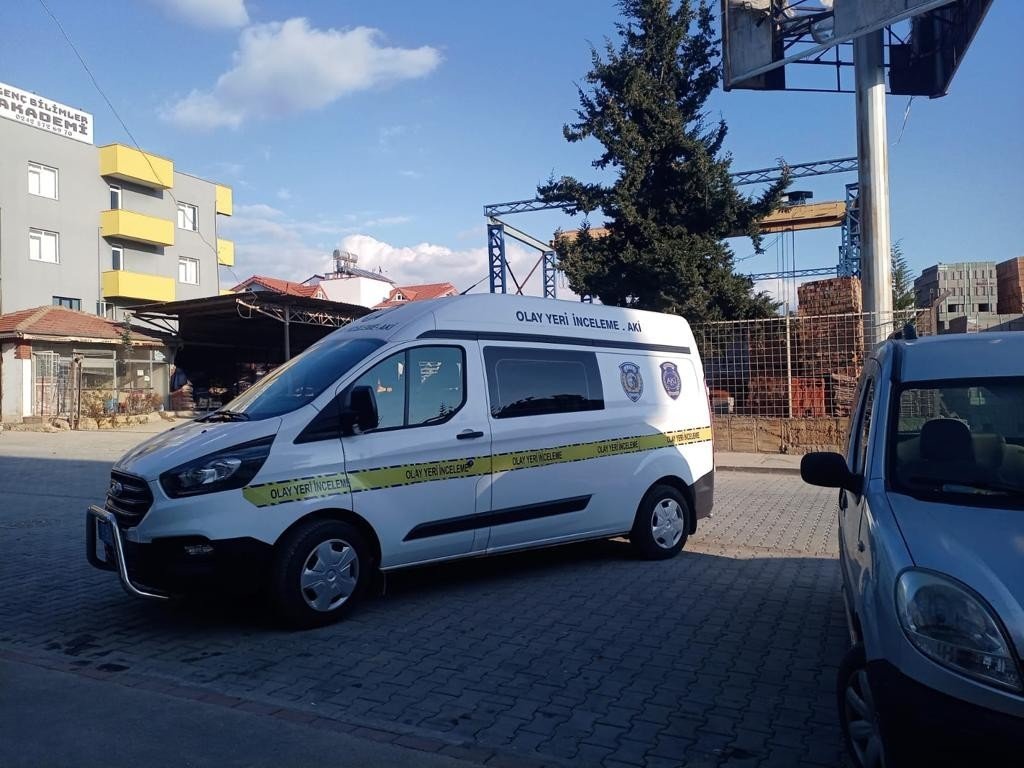 Sabah iş yerini açan esnaf parçalamış camlarla karşılaşınca silahlı saldırı ortaya çıktı