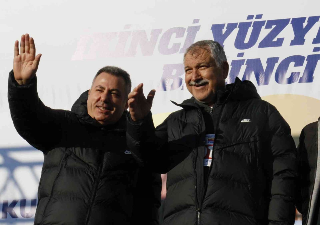 Sporcular koşuyu bırakıp davul zurna eşliğinde çiftetelli oynadı