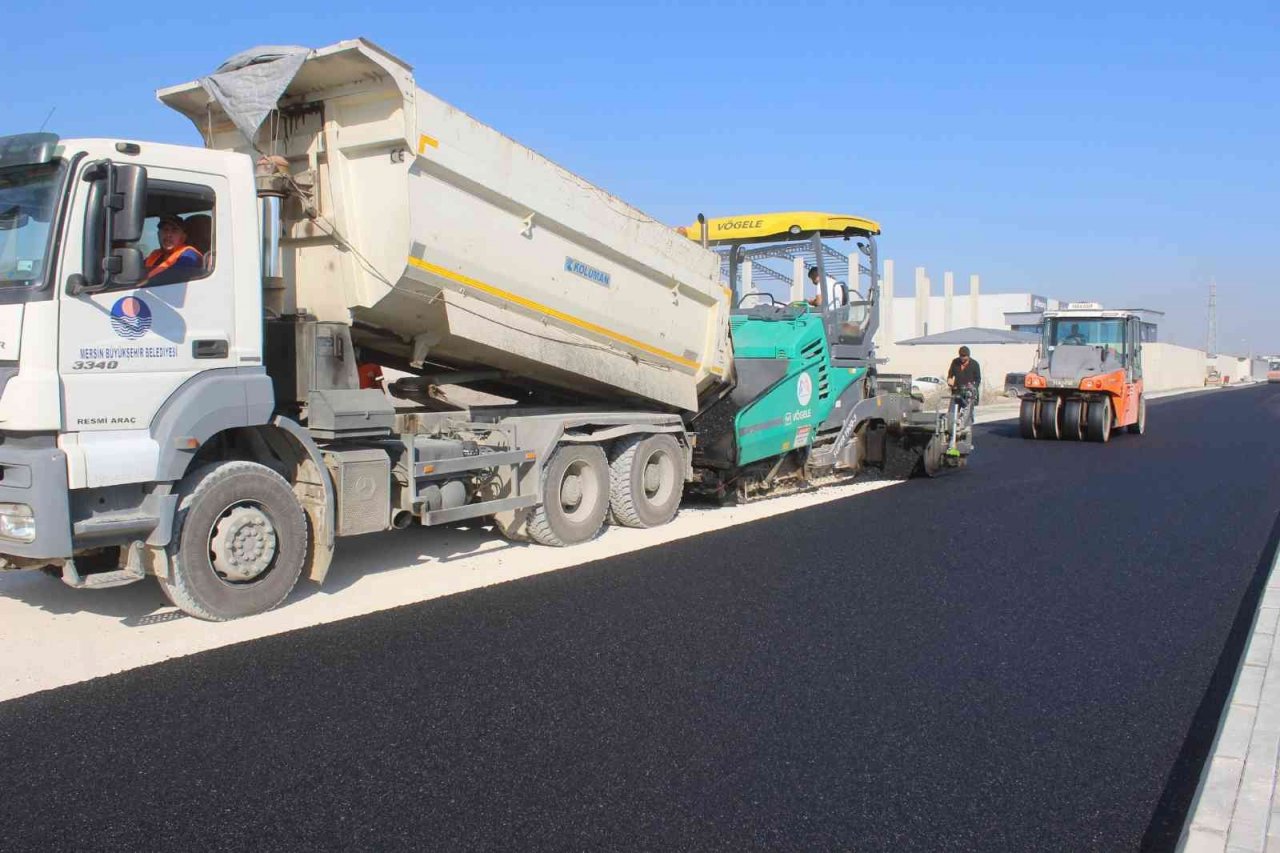 Büyükşehir yol çalışmalarını sürdürüyor