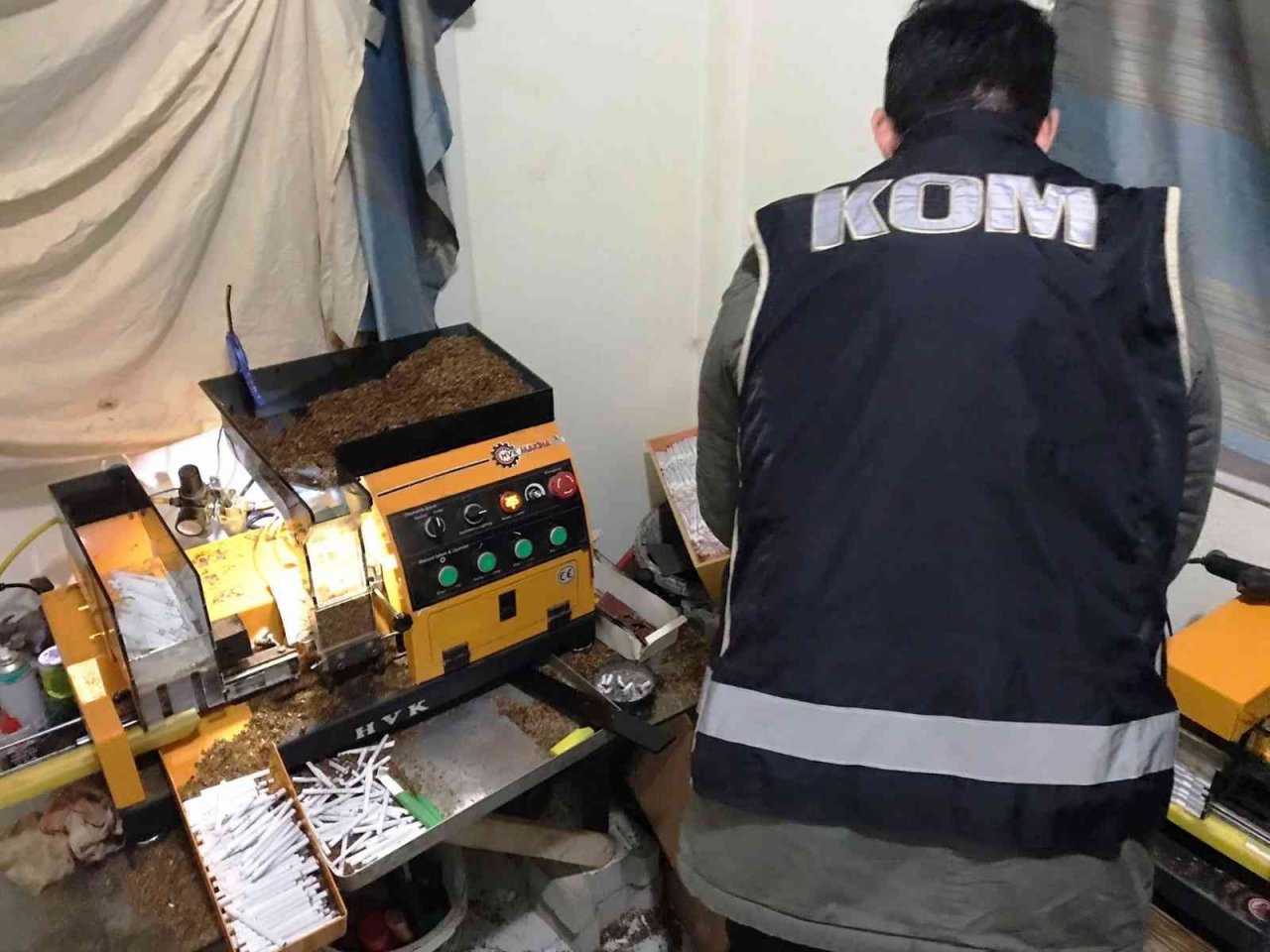 Evini sigara üretim fabrikasına çevirmiş