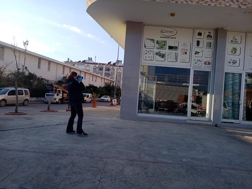 Sabah iş yerini açan esnaf parçalamış camlarla karşılaşınca silahlı saldırı ortaya çıktı