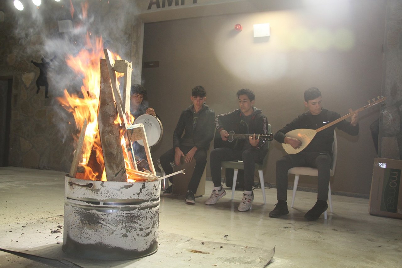 Kula Gençlik Kampı’nda ilk kamp ateşi yakıldı