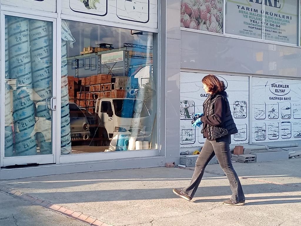 Sabah iş yerini açan esnaf parçalamış camlarla karşılaşınca silahlı saldırı ortaya çıktı