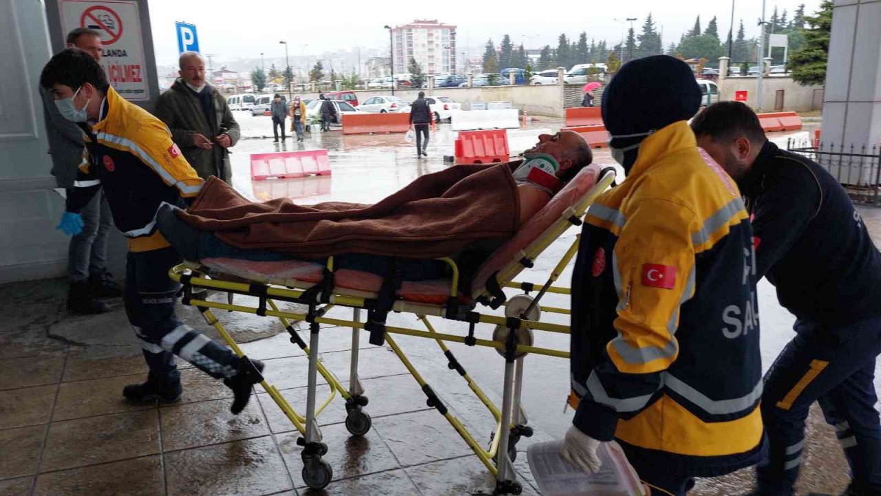 Demiryolu inşaatında yıkılan demirin altında kalan işçi ölümden döndü