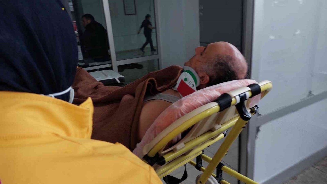 Demiryolu inşaatında yıkılan demirin altında kalan işçi ölümden döndü