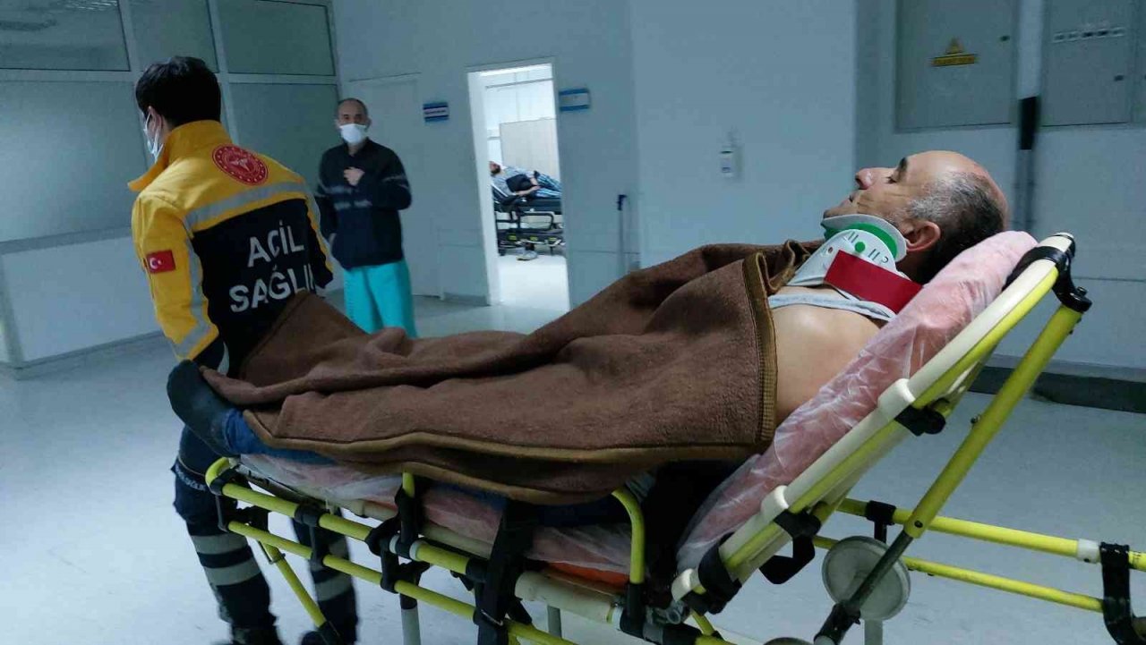 Demiryolu inşaatında yıkılan demirin altında kalan işçi ölümden döndü