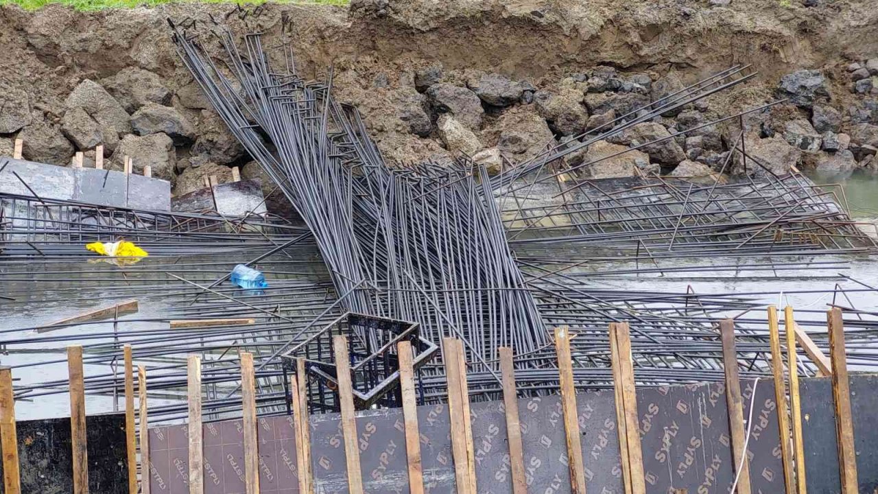 Demiryolu inşaatında yıkılan demirin altında kalan işçi ölümden döndü