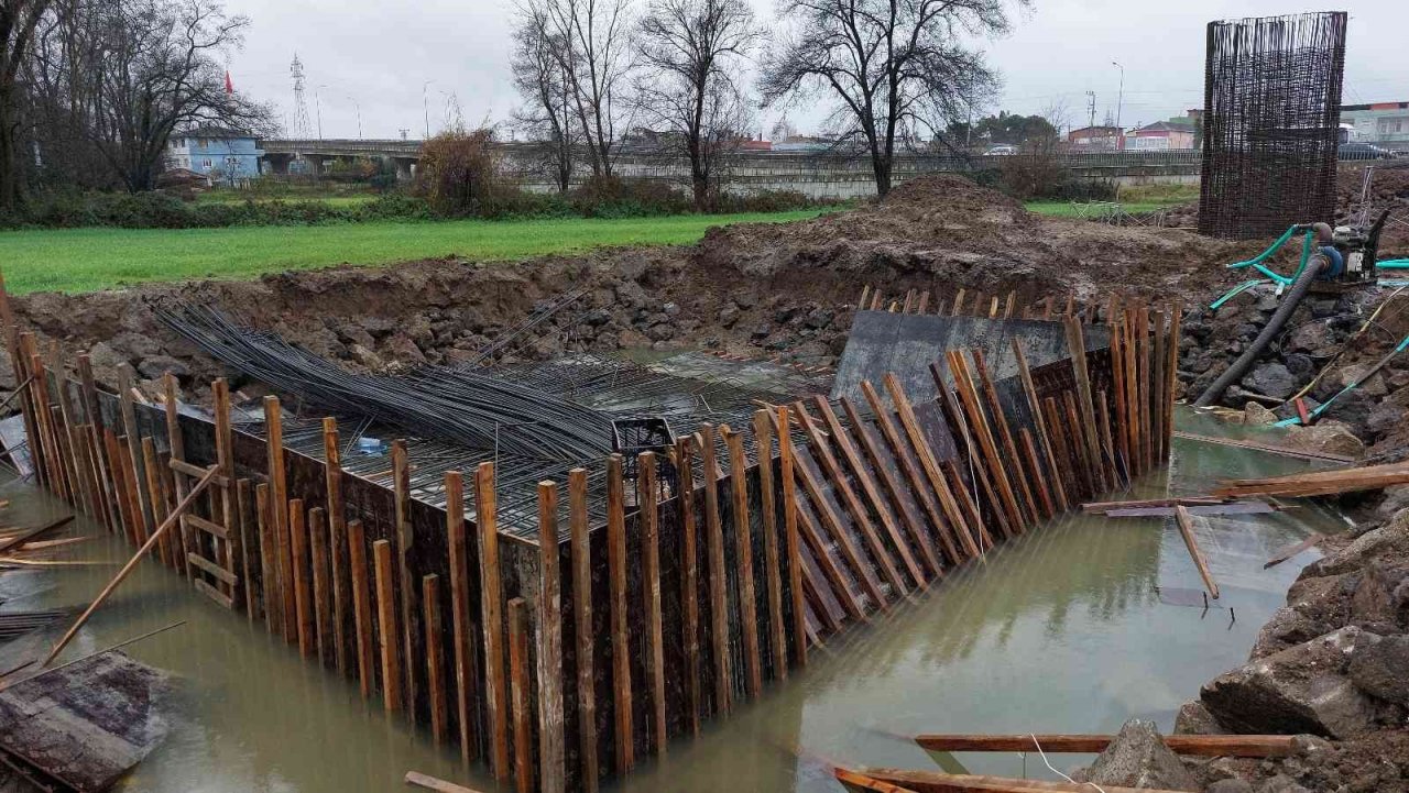 Demiryolu inşaatında yıkılan demirin altında kalan işçi ölümden döndü