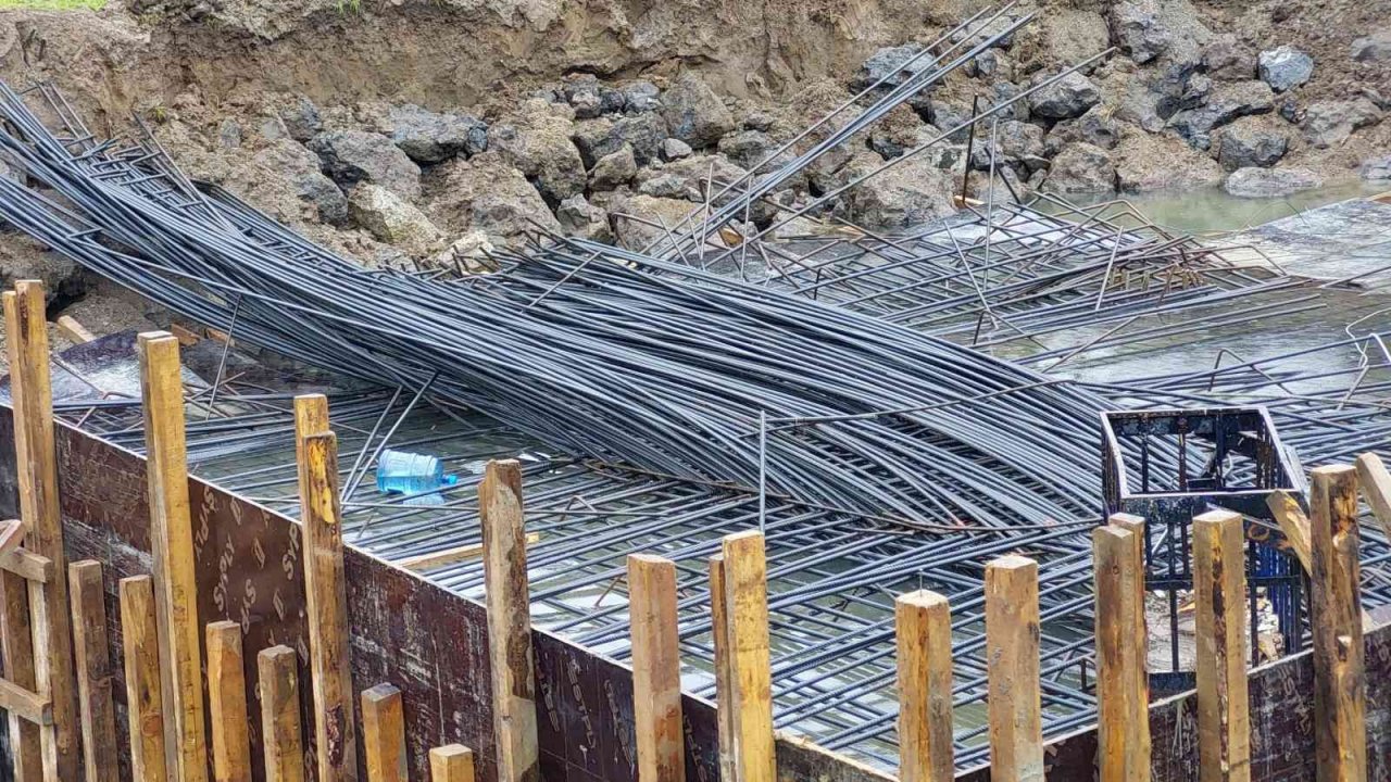 Demiryolu inşaatında yıkılan demirin altında kalan işçi ölümden döndü