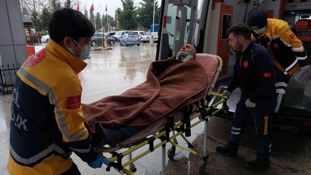 Demiryolu inşaatında yıkılan demirin altında kalan işçi ölümden döndü