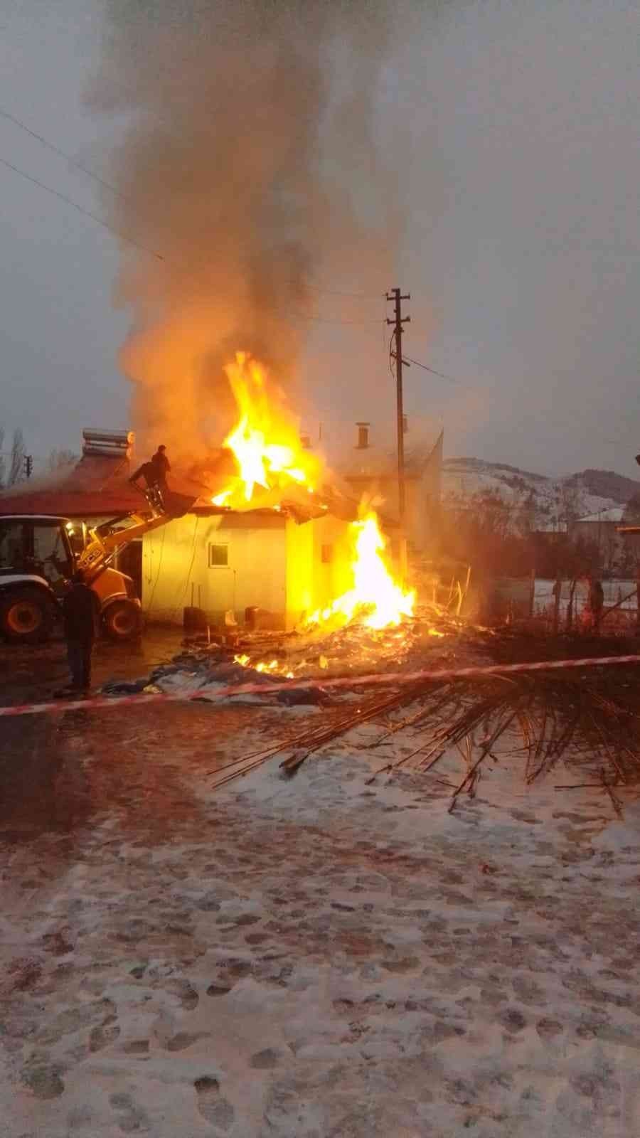 Köy fırını alev alev yandı