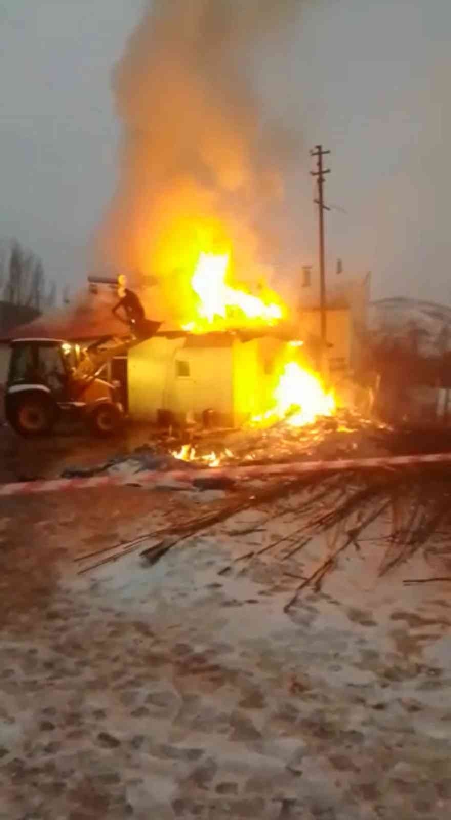 Köy fırını alev alev yandı