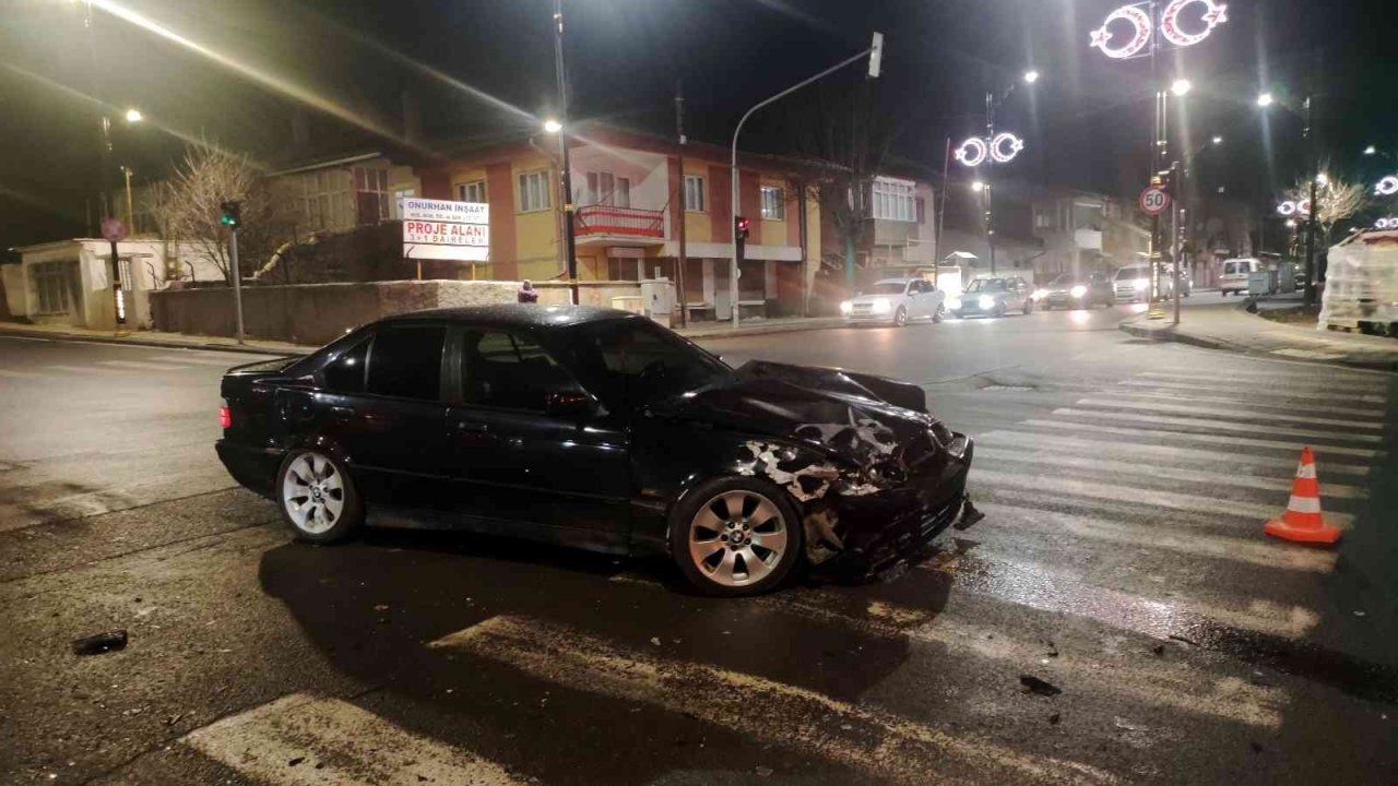 Hafif ticari araç ile otomobil çarpıştı: 3’ü çocuk 5 yaralı