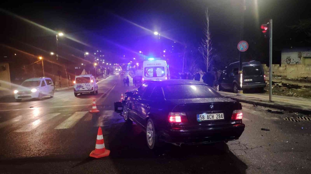 Hafif ticari araç ile otomobil çarpıştı: 3’ü çocuk 5 yaralı