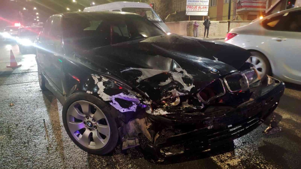 Hafif ticari araç ile otomobil çarpıştı: 3’ü çocuk 5 yaralı