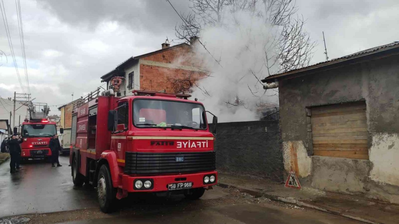 Yoğun duman ekipleri alarma geçirdi