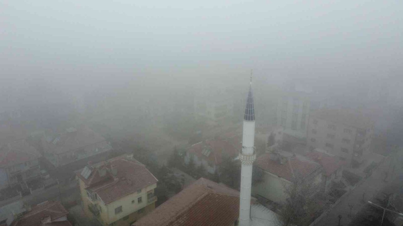 Afyonkarahisar’da sis etkili oldu